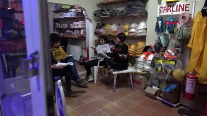 Hakkari tiyatro ekibi, yer bulamayınca dükkanda prova yapmaya başladı
