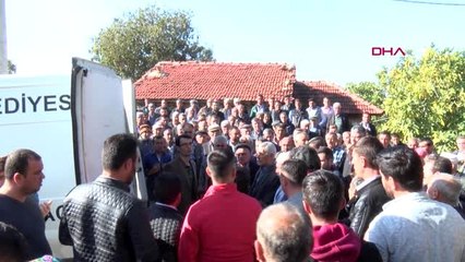 İzmir son anda kurtulan yasin, katledilen ailesinin cenazesinde güçlükle ayakta durdu