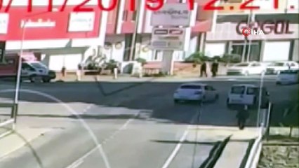 Otomobilin yayalara çarptığı kaza kamerada