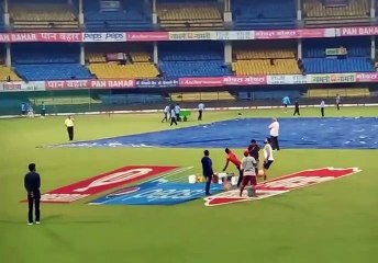 कोहली ने इंदौर में ग्राउंड स्टाफ़ के पैर छू कर माफ़ी माँगी