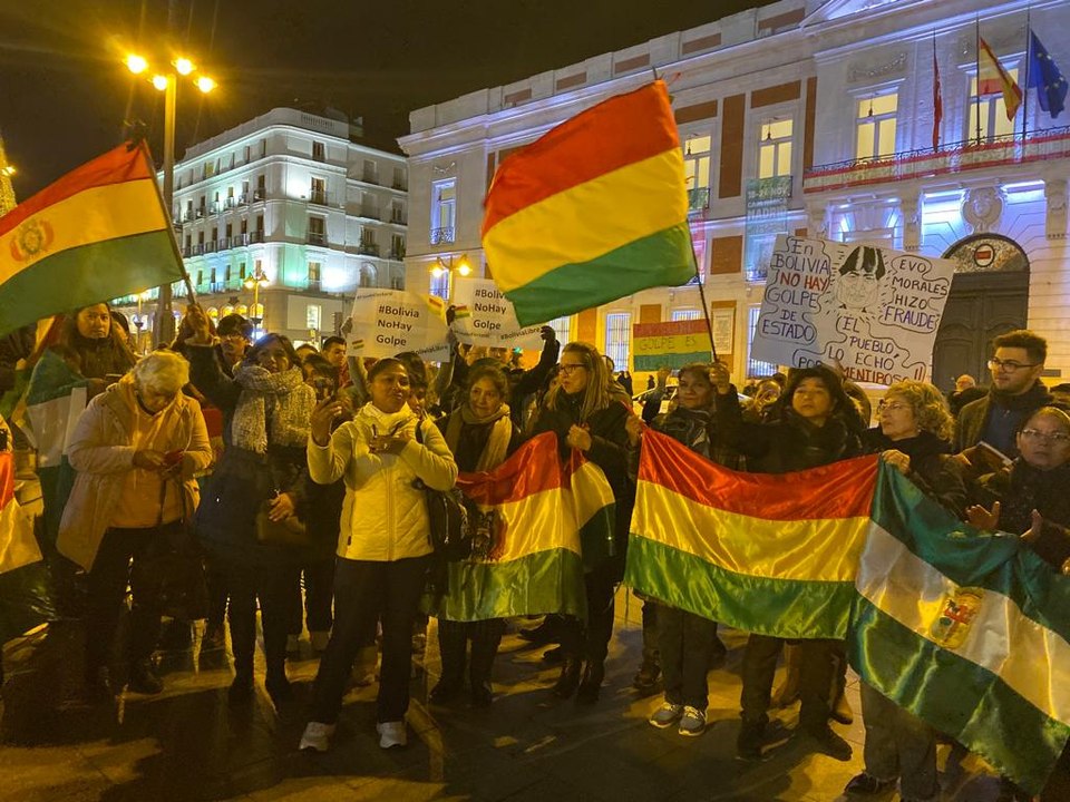 Bolivianos en Madrid celebraron la caída de Evo Morales: "No es golpe, es democracia"