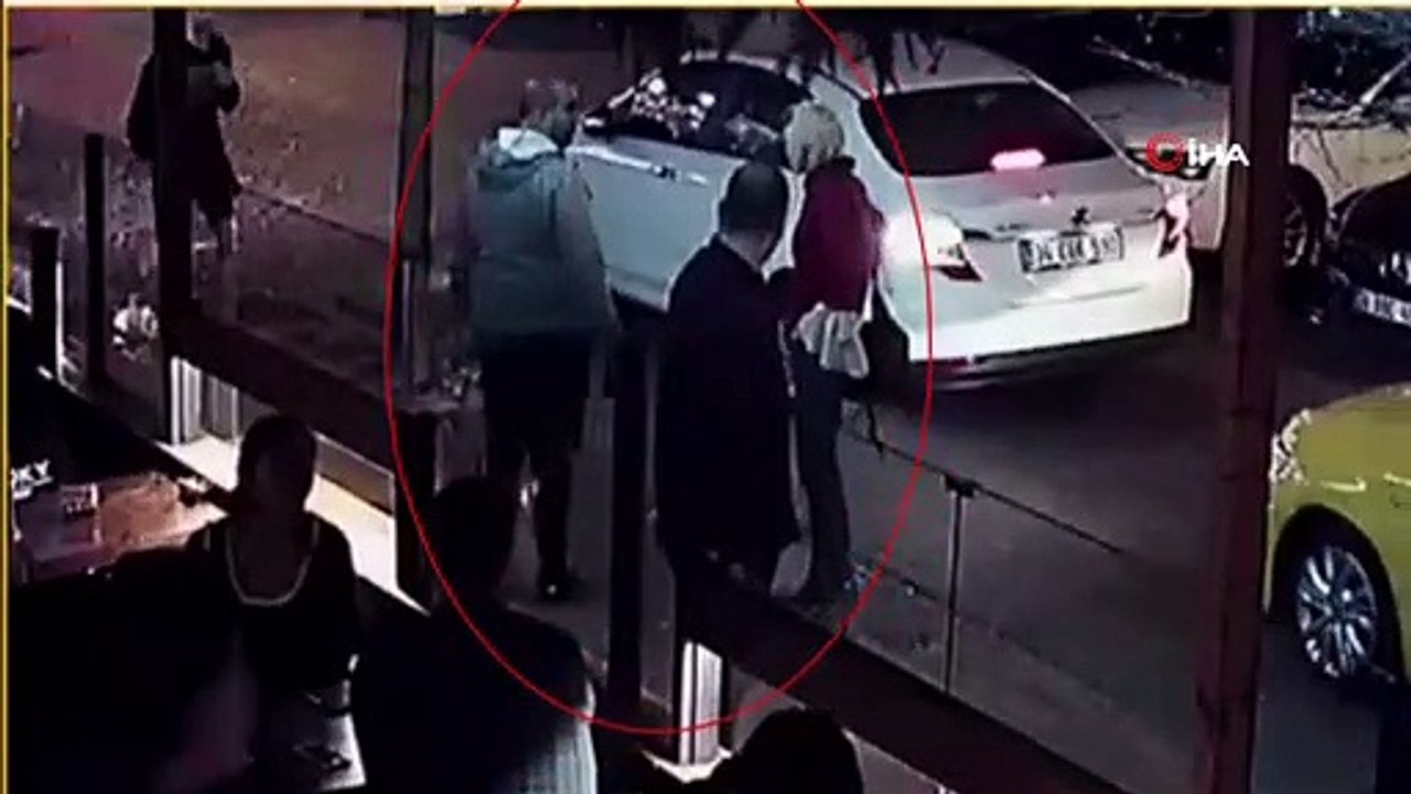 İstanbul’da şoke eden olay kamerada...Saldırgan kadın, önce genç kadına ardından erkeğe saldırdı