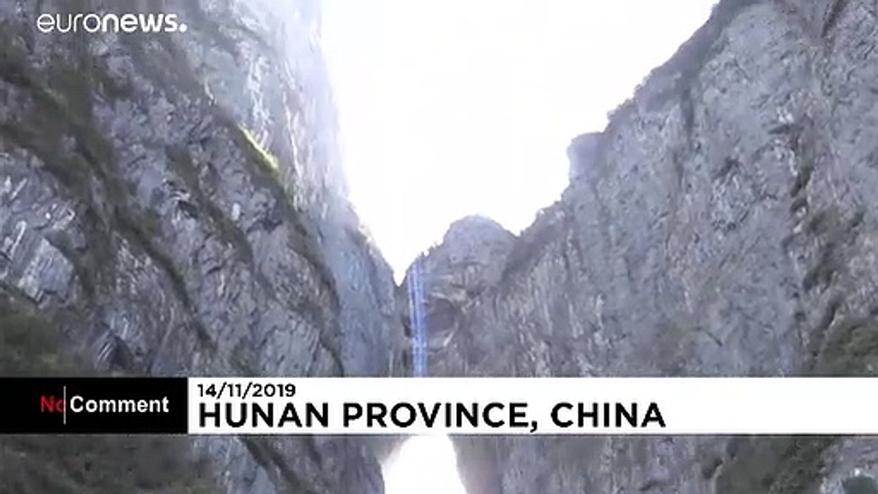 Mit dem Wingsuit durch das 'Himmelstor'