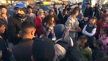 Migranti, via dall'incubo di Lesbo: in 350 trasferiti verso la Grecia