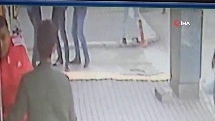 İnegöl'de iki kişi arasında çıkan masatlı kavga kamerada
