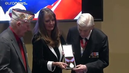 شاهد: منح ميداليات "الشجاعة" لحيوانات جازفت بحياتها في الحروب