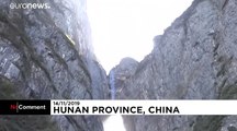عبور دو مرد پرنده فرانسوی از دهانه کوه تیانمن چین