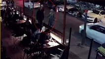 İstanbul'da şoke eden olay kamerada...Saldırgan kadın, önce genç kadına ardından erkeğe saldırdı