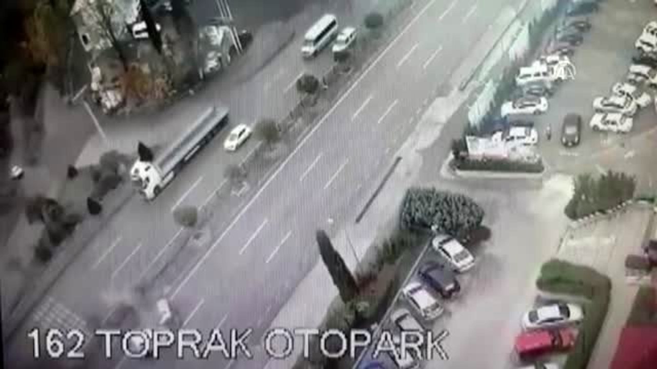 3 kişinin yaralandığı kaza anı kameraya yansıdı