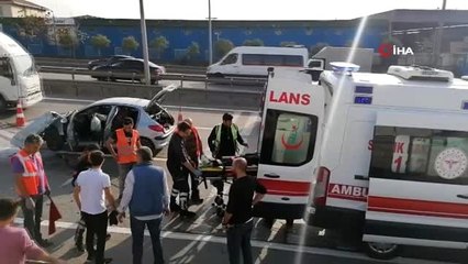 Gebze'de bariyerlere çarpan otomobil hurdaya döndü: 2 yaralı