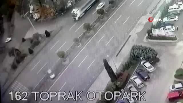 Karşı şeride geçen otomobil hafif ticari araçla böyle çarpıştı: 3 yaralı