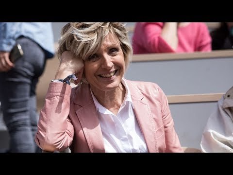 Evelyne Dhéliat revient sur son cancer “Je suis revenue, j’avais une perruque”