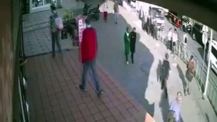 Başörtülü kıza yumruklu saldırı kamerada