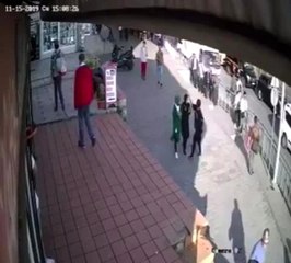 Başörtülü kıza yumruklu saldırı kamerada