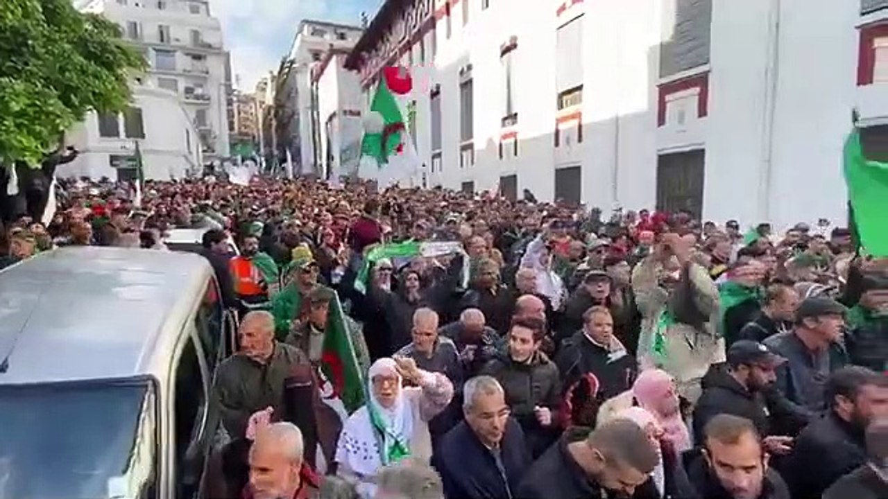 Retour du slogan "Armée et peuples sont frères, Gaid Salah est du côté des traîtres"