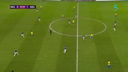 ميسي كاد أن يضيف الهدف الثاني بعد توغل ناجح وتسديدة يتصدى لها أليسون