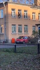 Il s'évade en sautant de 2ème étage accroché à un radiateur