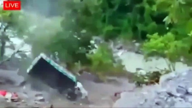 Le conducteur de ce camion a bien fait de sortir... Glissement de terrain impressionnant