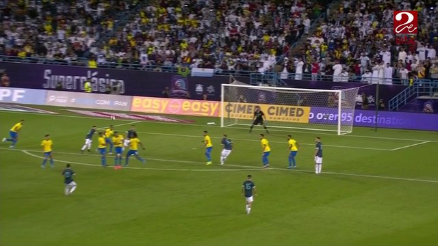 ميسي كاد أن يكرر تسديدة دوري الأبطال.. لكن أليسون يتصدى هذه المرة