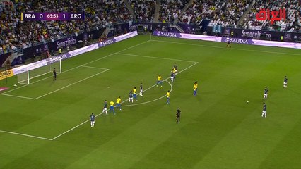 ميسي كاد أن يكرر تسديدة دوري الأبطال.. لكن أليسون يتصدى هذه المرة