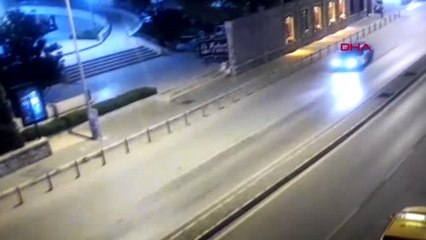 İzmir alkollü sürücünün polisi 400 metre kaputta taşıdığı anlar kamerada