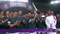 شاهد لحظة رفع ميسي كأس السوبر كلاسيكو في الرياض