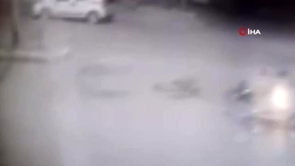 Otomobilin çarptığı motosikletin yolcuları metrelerce havaya uçtu...O anlar kamerada