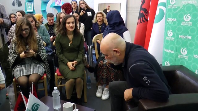 Ünlü oyuncu Ercan Kesal Arnavutluk'taki hayranlarıyla buluştu - TİRAN