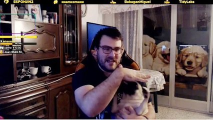 Youtuber Zick juega con su perro Mollo en directo