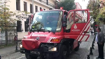 Otomobilin motoruna sıkışan kediyi itfaiye ekipleri kurtardı