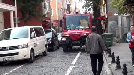 Otomobilin motoruna sıkışan kediyi itfaiye ekipleri kurtardı