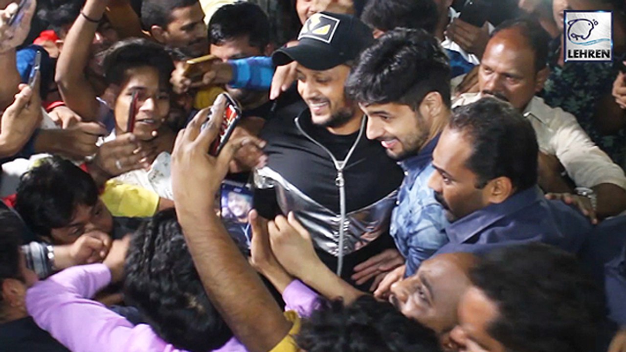 Sidharth Malhotra And Riteish Deshmukh MOBBED After The Release Of #Marjaavaan