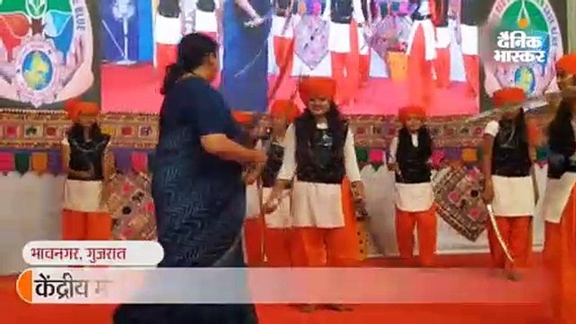 हाथों में तलवार लेकर स्मृति ईरानी ने किया नृत्य