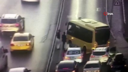Düğün konvoyundan zarf istemek için yolu trafiğe böyle kapattı