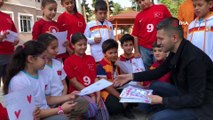 Köy okullarında okuyan öğrencilerin yüzü, Galatasaray'dan gelen spor malzemeleri ile güldü
