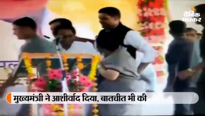 भाजपा की महिला विधायक ने मंच पर छुए कमलनाथ के पैर