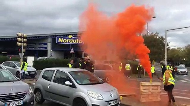 Martigues : les gilets jaunes tractent dans le calme