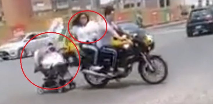 ‘Los peores padres del mundo’; Remolcan el cochecito con su bebé por una carretera