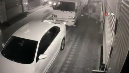 Zeytinburnu'nda yaşlı adamı gasp eden zanlılar kamerada