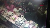 Sultangazi'de markete sığınan kişiye dayak güvenlik kamerasında