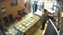 5 kadının kuyumcudan hırsızlığı güvenlik kamerasında