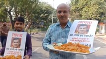 केजरीवाल के खिलाफ भाजपा का प्रदर्शन, थाली में जलेबी लेकर आप कार्यकर्ताओं ने किया स्वागत