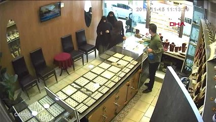 Kara çarşaf giyen hırsızlık şüphelilerini yanlarındaki çocuk ele verdi