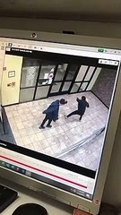 Un couple n'arrive pas à ouvrir la porte d'un immeuble