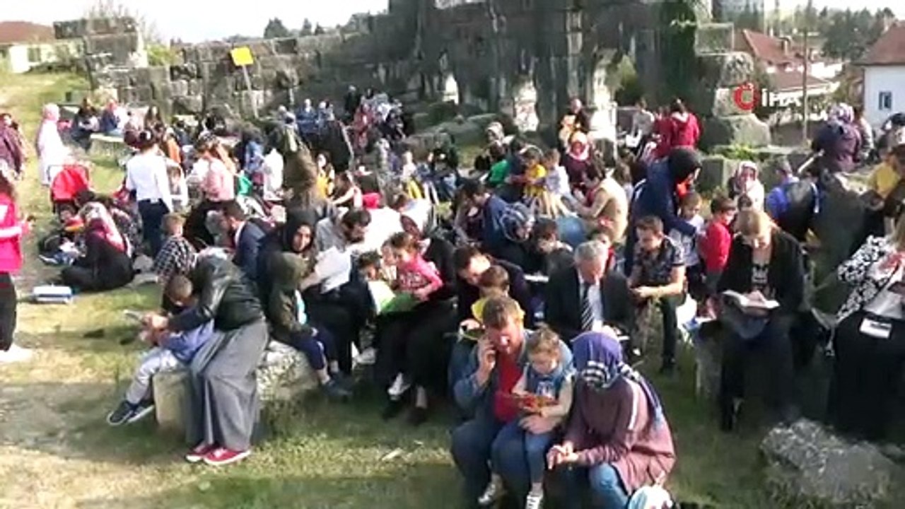 - Tarihin gölgesinde kitap okudular