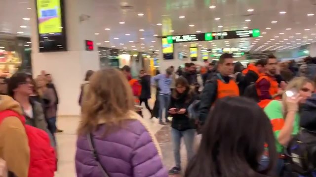 Vigilancia policial en la estación Barcelona Sants ante una convocatoria de movilización