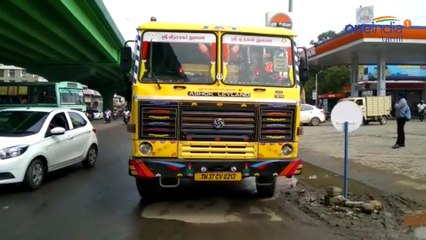 அனுமதிக்காத நேரத்தில் பாய்ந்து சென்ற லாரி.. 2 பள்ளி மாணவிகள் பரிதாப பலி