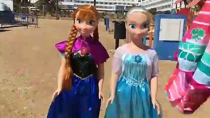 Elsa y Anna muñecas grandes juegan en el parque infantil de la playa /  Historias de juguetes - video Dailymotion