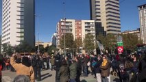 Concentrados en la estación Sants cantan el himno de Catalunya