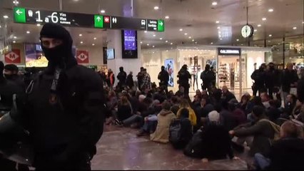 Los Mossos evitan que los CDR bloqueen la estación de Sants